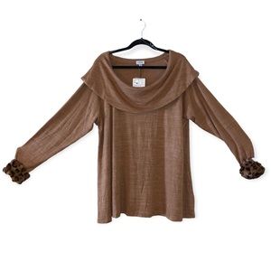 Avenue woman’s off-shoulders leopard cuffs